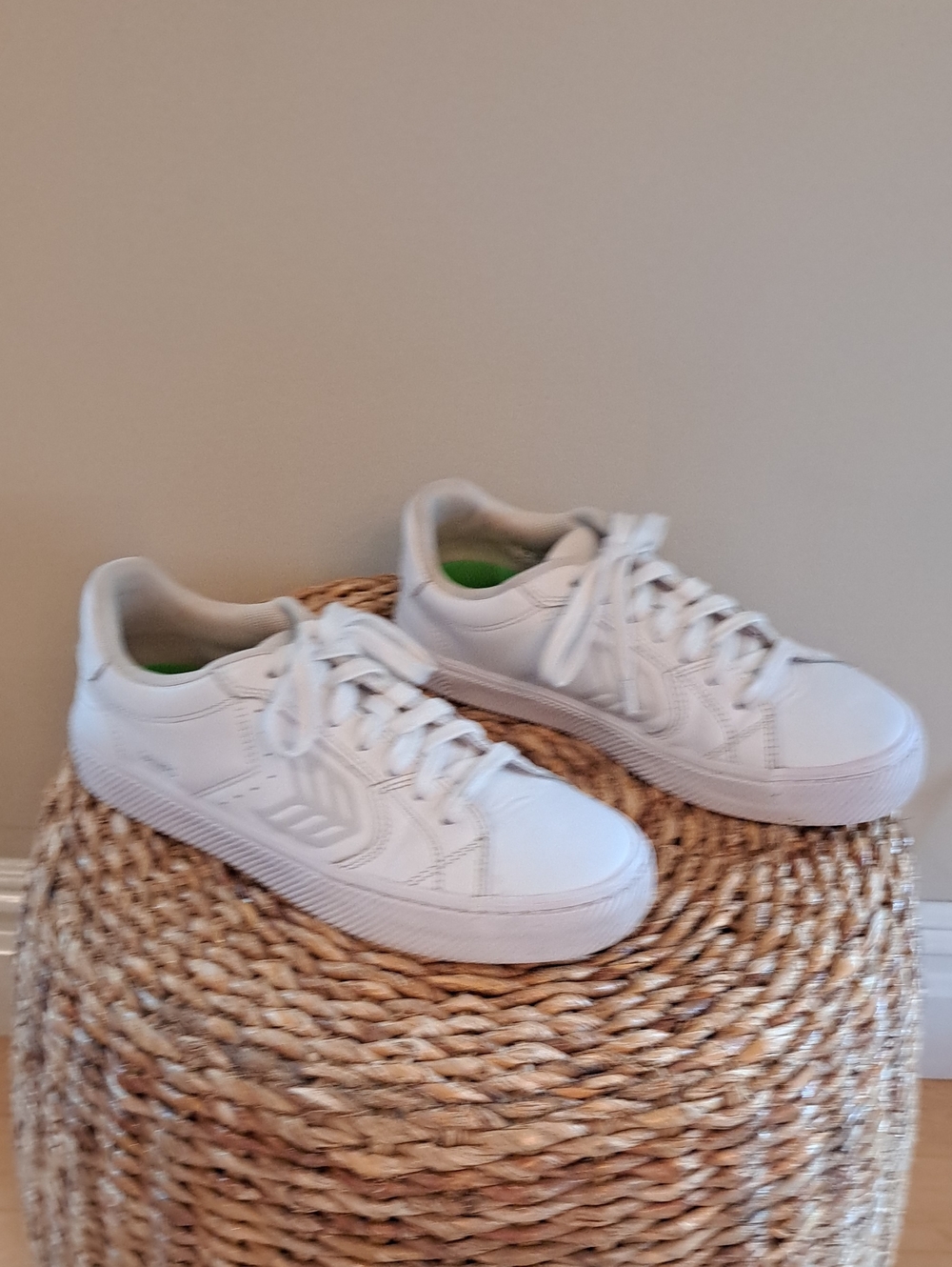 Cariuma Unisex Salvas White Leather Athleisure/Preppy Sneakers M8/W9.5